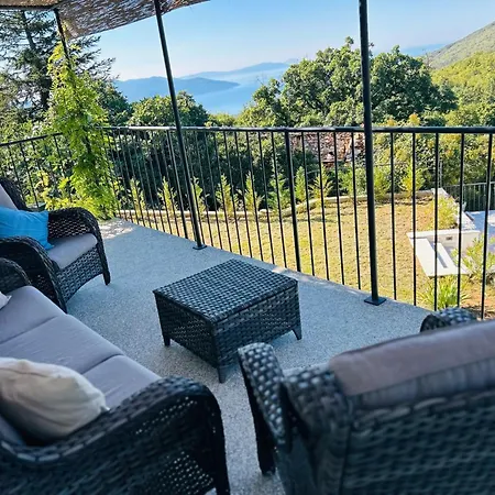 In Hanglage Mit Pool Und Meerblick *