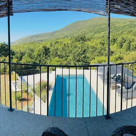 In Hanglage Mit Pool Und Meerblick
