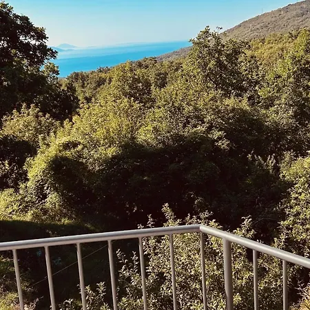 In Hanglage Mit Pool Und Meerblick